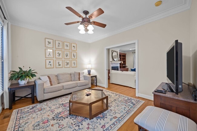 Foto del edificio - Spacious 4-Bedroom Home with Large Yard & ...