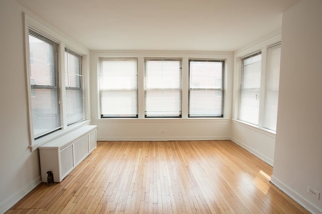 Dining/Living room - 5337 S. Hyde Park Boulevard