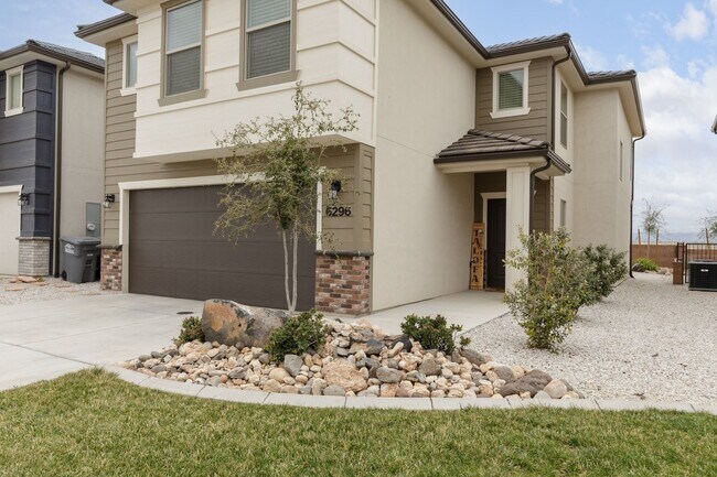 Building Photo - Spacious 4-Bedroom, 2.5-Bathroom Townhome ...
