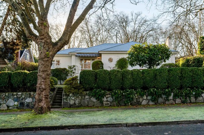 Building Photo - Point Grey House