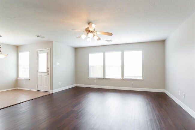 Foto del edificio - 8746 Farm Ridge Ln