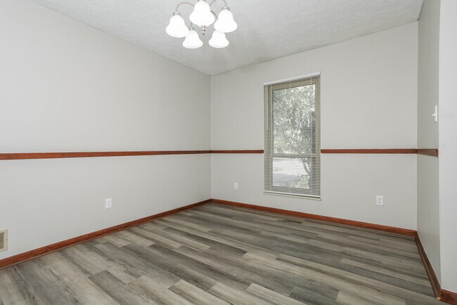 Foto del edificio - 8233 Lake Ridge Dr