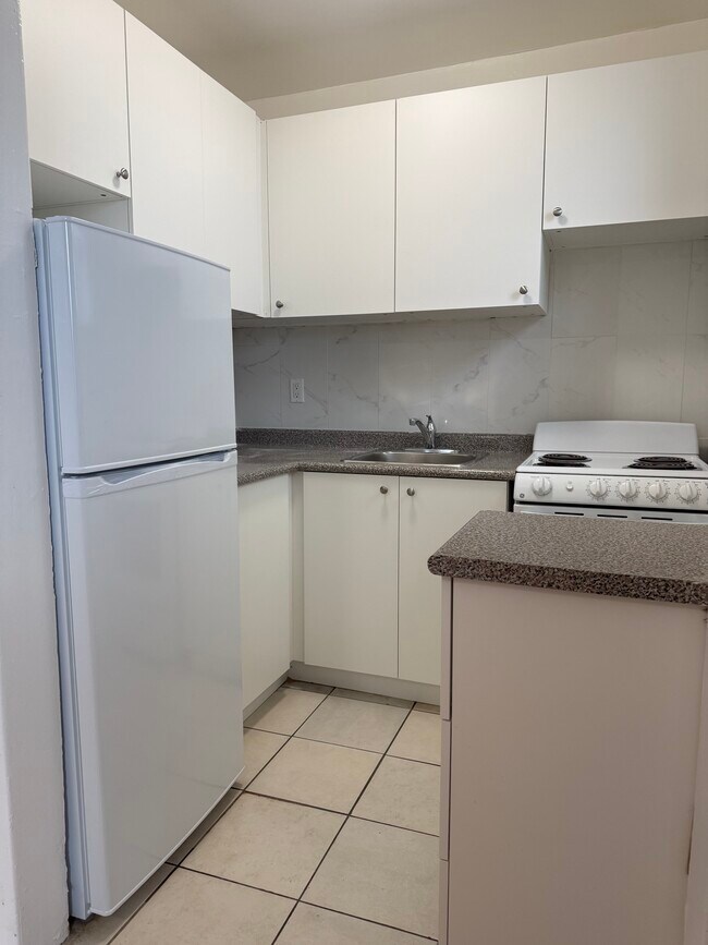 Photo du bâtiment - Charming 1 Bedroom Apartment for Rent