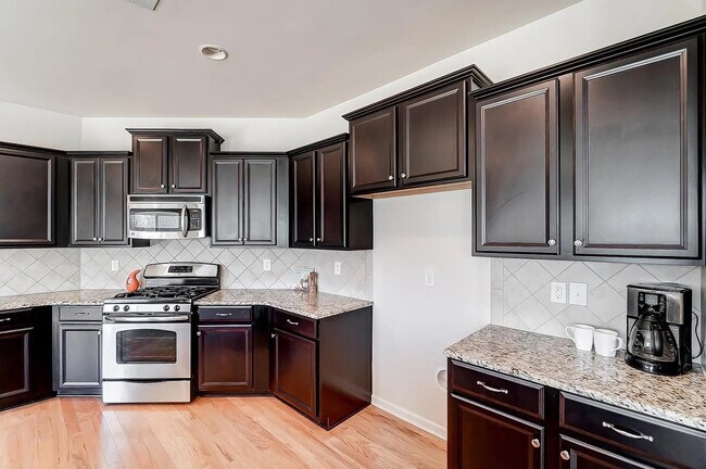 Foto del edificio - Room in House on Green Birch Dr