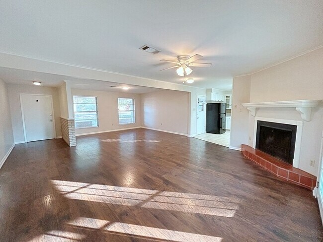 Building Photo - 3 Bedroom Home in Zachary School District