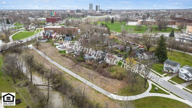 Building Photo - 2144 Edgehill Ave