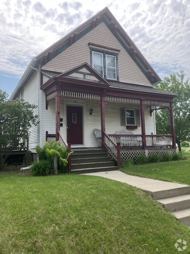 Building Photo - 901 N 14th St