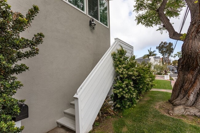 Building Photo - 520.5 Poinsettia Ave