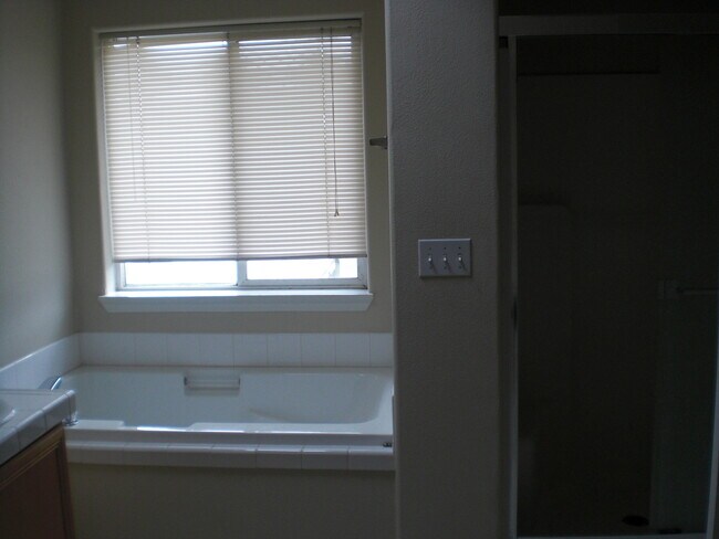 Foto del edificio - Amazing 4bdr/2.5bth Home In Great Neighbor...