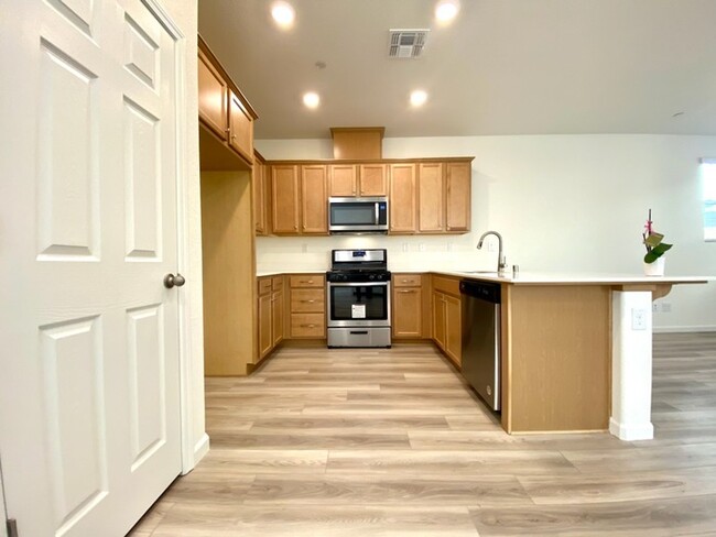 Foto del edificio - Brand New Solar 3 Bedroom Home In Rocklin!...