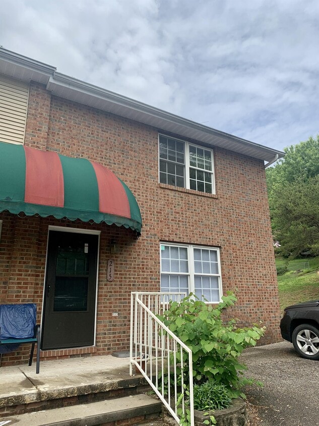 215 Kensington Ct, Nitro, WV 25143 Townhome Rentals in Nitro WV