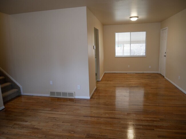 Foto del edificio - 3 Bedroom Tri Level Home Available Now!