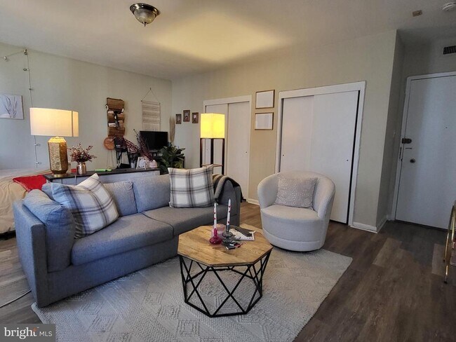 Building Photo - 135 S 19th St