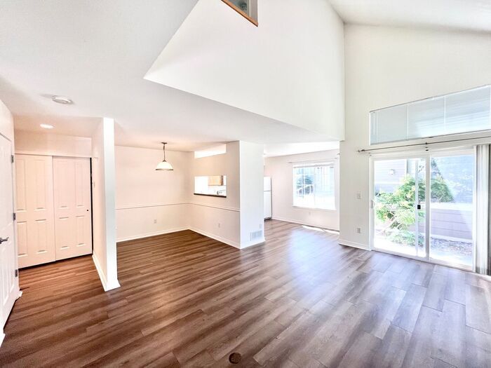 Foto principal - 2 Bedroom, 1.5 Bathroom Condo Only Seconds...