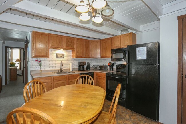 Building Photo - 2 Bedroom in Wildernest!  Summer lease!