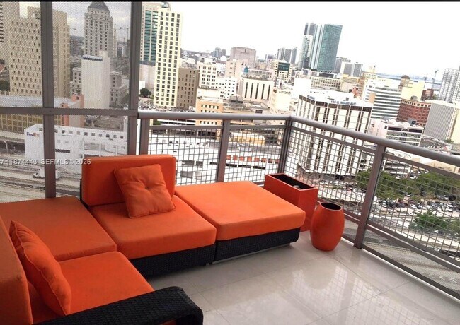 Foto del edificio - 350 S Miami Ave