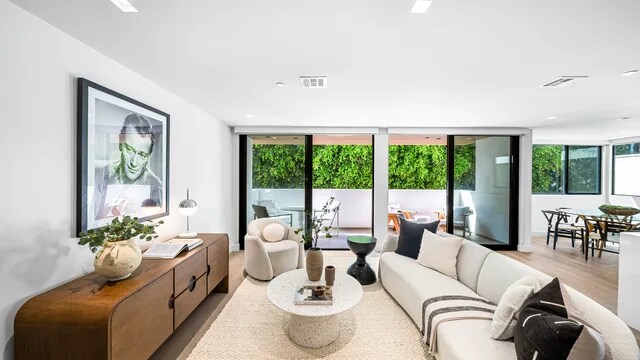 Foto del edificio - 153 San Vicente Blvd