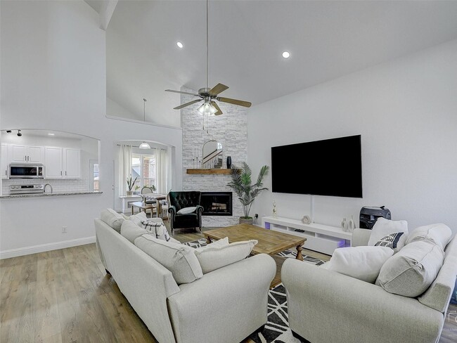 Foto del edificio - Charming Updated Home – 3BR, 2.5BA with Fi...