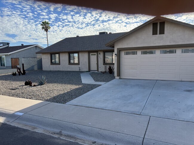 Building Photo - 4012 N 86th Dr