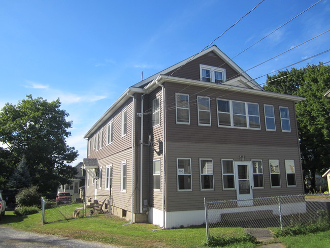 Building Photo - 105 Parker St