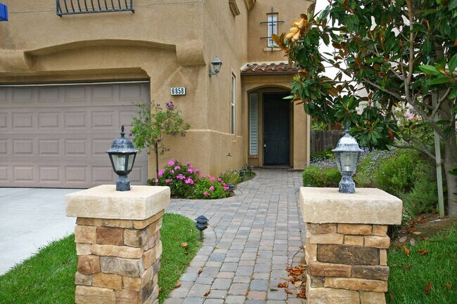 Building Photo - Gorgeous 4 Bedroom La Costa Home!
