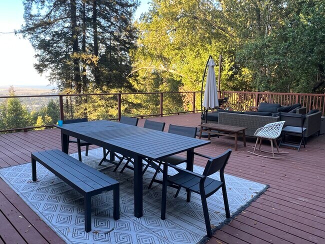 Amplia terraza lateral con vistas - 108 Oakmont Ave