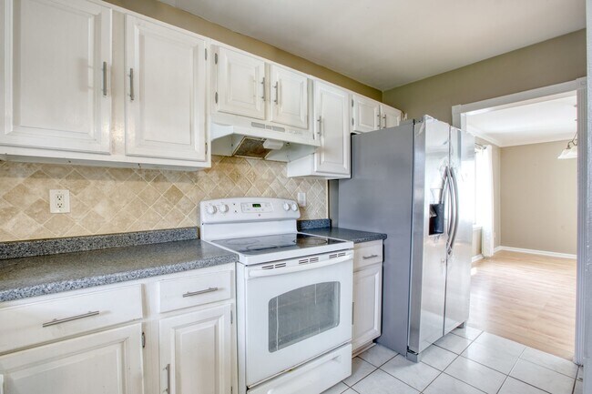 Foto del edificio - Lovely 2 bed 1.5 bat Condo is quiet Stamford Neighborhood