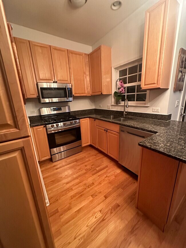 Kitchen - 825 W Cuyler Ave