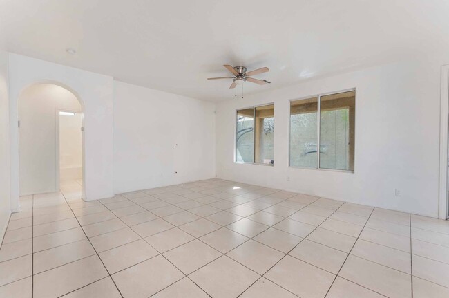Building Photo - BEAUTIFUL 5 BEDROOM HOME IN HENDERSON