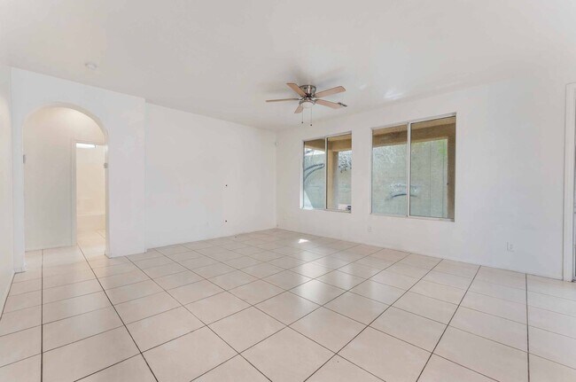 Foto del edificio - BEAUTIFUL 5 BEDROOM HOME IN HENDERSON