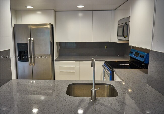 Building Photo - 10042 SW 77th Ct