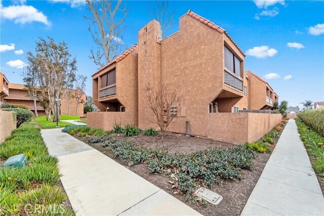 Foto del edificio - 6600 Warner Ave