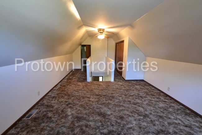 Building Photo - 145 W Oak St