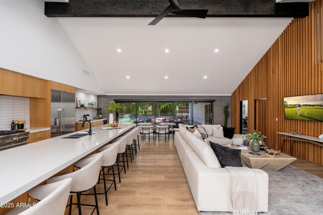 Foto del edificio - 4421 E Earll Dr