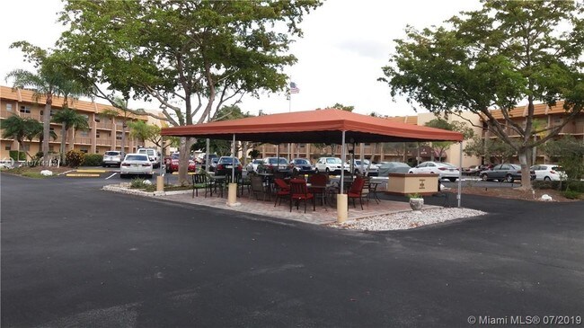 Foto del edificio - 6570 Royal Palm Blvd