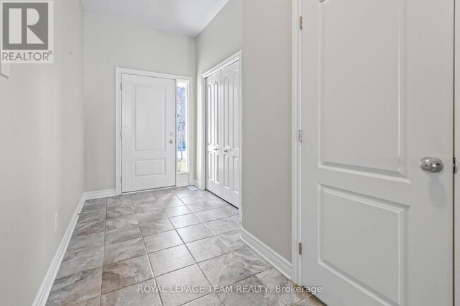 Building Photo - 624 Moorpark Ave