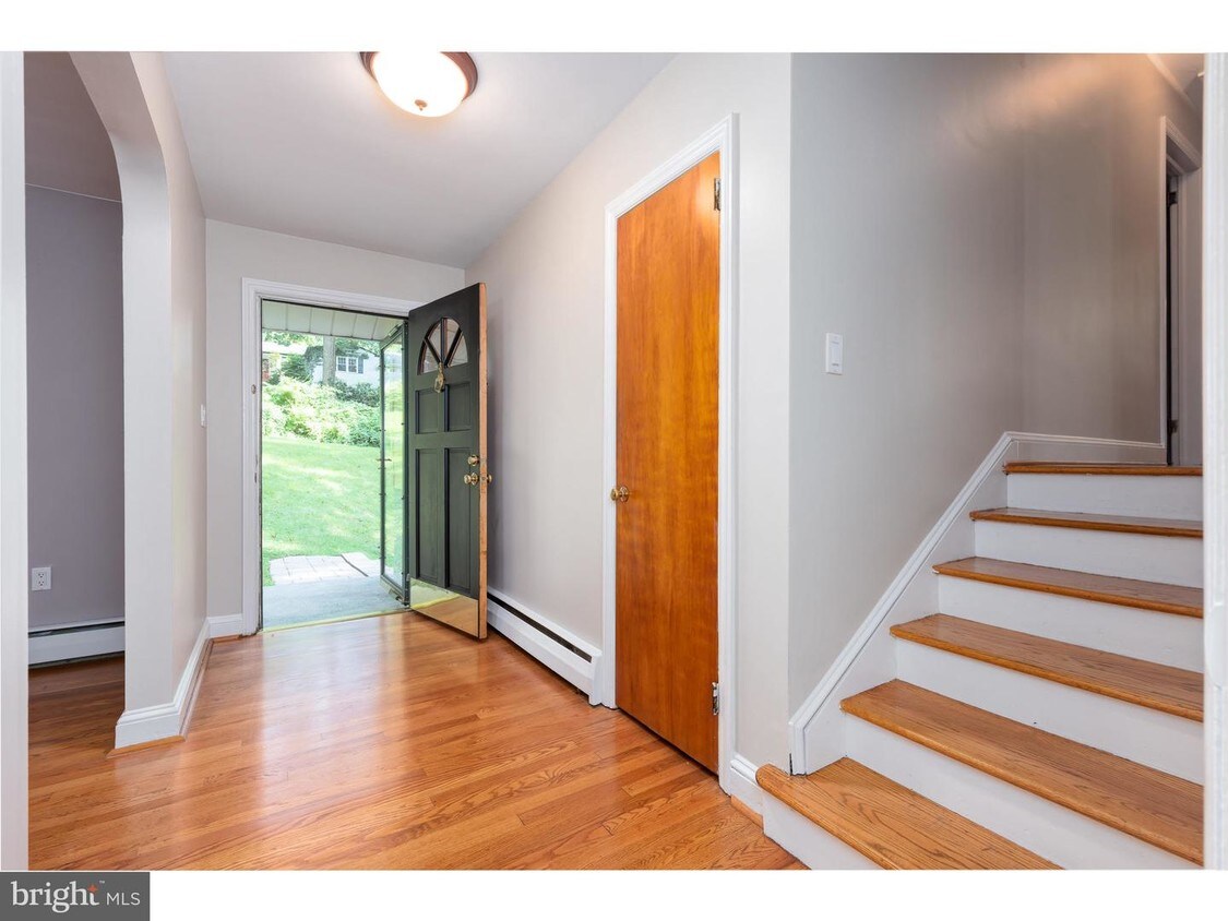 Primary Photo - 18 Robins Ln