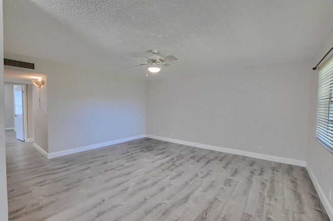 Building Photo - 860 Normandy Trail