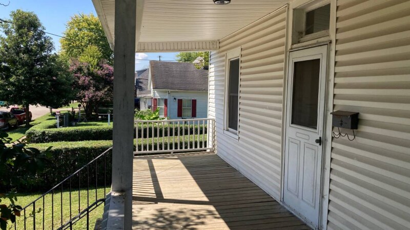 Primary Photo - 201 E Caldwell Ave