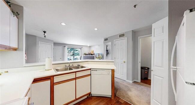 Foto del edificio - "Charming 1-Bedroom Condo with Mountain Views & Pool in Prime Boulder Location!"