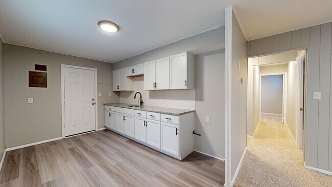 Building Photo - Linndale Area - 3 Bedrooms - single Family...