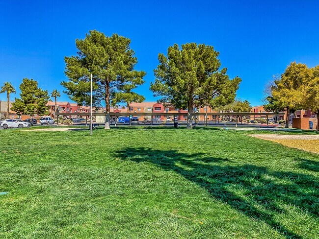 Foto del edificio - 2 bedroom 2 full bath condo in gated commu...