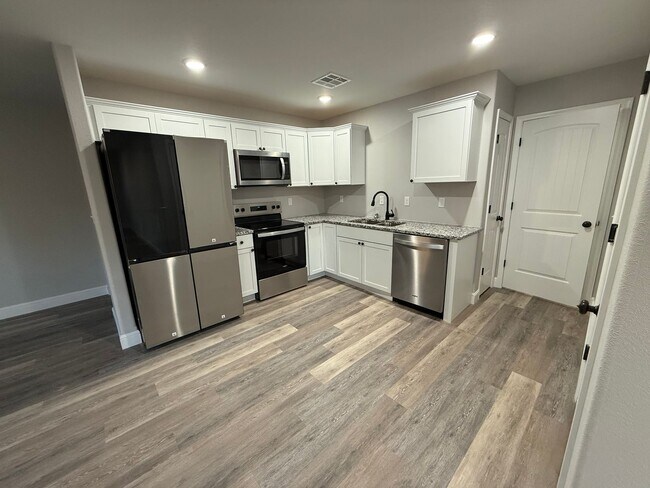 Foto del edificio - BRAND NEW BUILD: 3 BEDROOM/ 2 BATHROOM HOUSE IN CARTERVILLE MO WITH 2 CAR GARAGE!!!