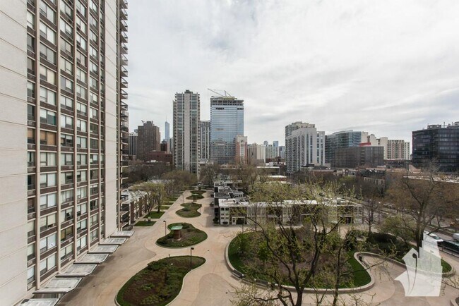 Foto del edificio - 1360 N Sandburg Ter