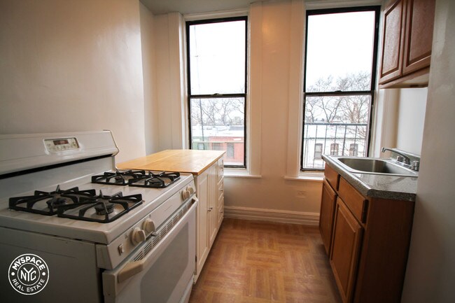 Building Photo - 1235 Halsey St
