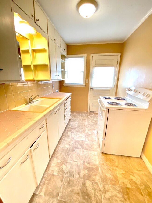 Foto del edificio - MOVE IN READY!