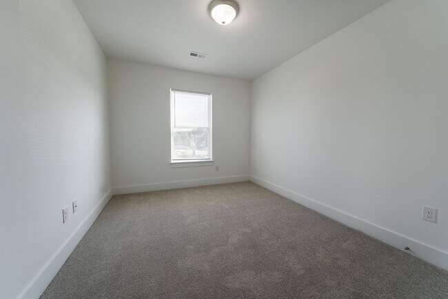 Building Photo - 704 Lamina Dr