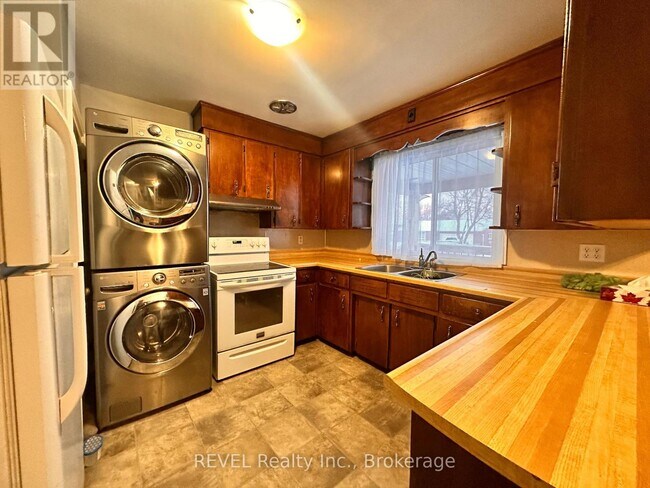 Photo du bâtiment - 63 Thompson Ave