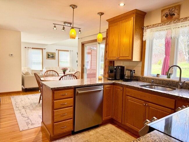 Building Photo - Meticulously Maintained 3BD/2.5BA Home in Quiet Westbrook Neighborhood!