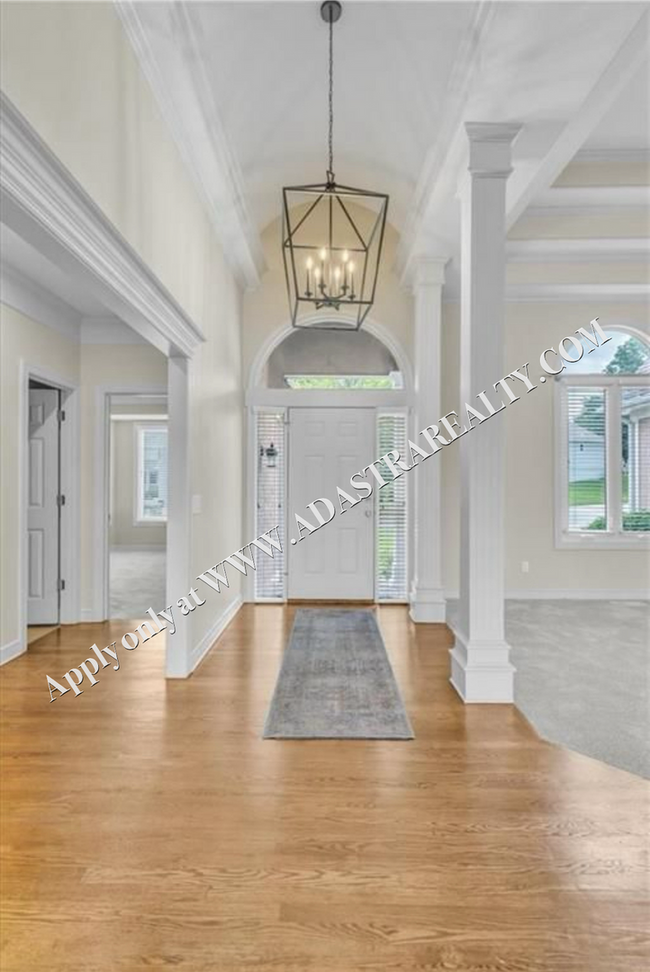 Building Photo - Magnificent 6 Bedroom 4 Bath Home in Lee’s...